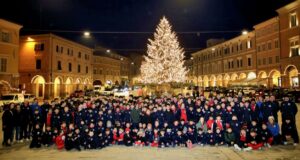 Ragazzi e istruttori della Settempeda in piazza per la foto sotto l'albero di Natale