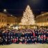 Ragazzi e istruttori della Settempeda in piazza per la foto sotto l'albero di Natale