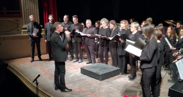 Il maestro Simone Montecchia sul palco del Feronia dirige il coro dell'Adriani