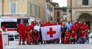 Il gruppo della Croce rossa in piazza per la Giornata mondiale della Cri