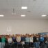 Foto di gruppo durante la cerimonia di ringraziamento nell'aula magna del nuovo Istituto
