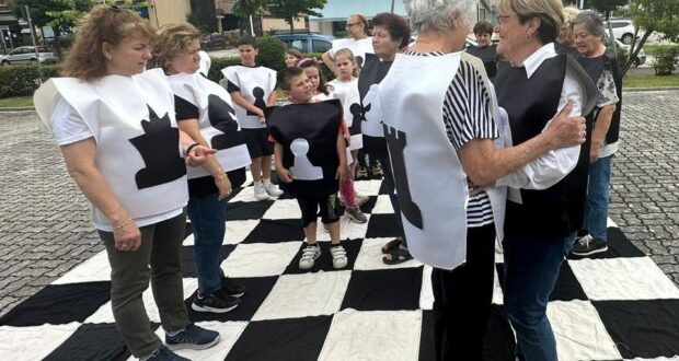 Una partita di scacchi viventi a San Severino