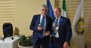 Il passaggio del martelletto fra il presidente uscente Ferranti e il nuovo presidente Zaganelli