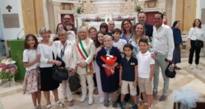 Elisa Raggi con il sindaco Rosa Piermattei e la sua grande famiglia