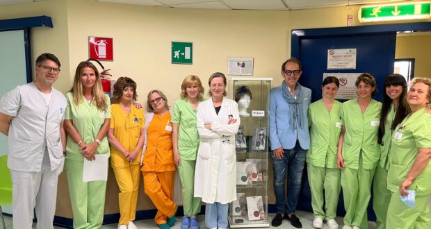 Roberto Vissani con lo staff dell'Oncologia di Foligno
