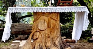 Il nuovo altare ricavato in un legno di pino