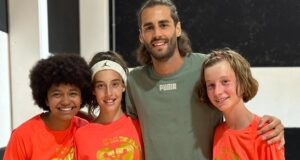 Giulia Caciorgna e le compagne di squadra assieme al fresco campione del mondo di salto in alto, "Gimbo" Tamberi