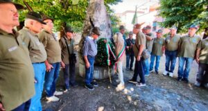 La deposizione della corona al monumento ai caduti