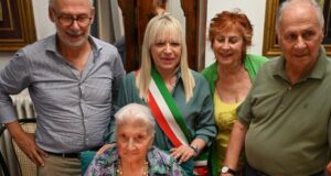 Silvia Bisonni Piviero assieme ai suoi tre figli