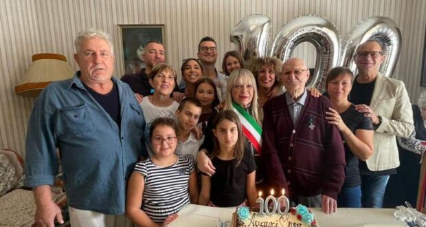 La festa in famiglia per il centenario Giacomo Rossi