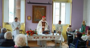 La messa celebrata in refettorio dal cardinale Menichelli