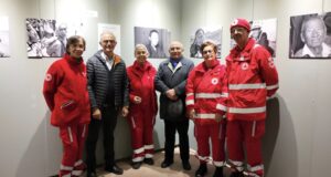 Claudio Scarponi con il professor Alberto Pellegrino la responsabile della Croce rossa di San Severino, Elena Amici, e altri volontari dell'associazione