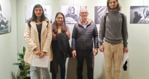 Claudio Scarponi con alcuni studenti universitari di Camerino
