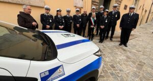 La nuova auto consegnata alla Polizia locale