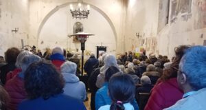 I fedeli che gremivano la chiesa di Sant'Antonio