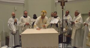 Il vescovo Antonio Napolioni e il nuovo altare