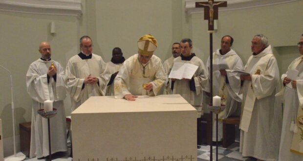 Il vescovo Antonio Napolioni e il nuovo altare