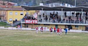 La squadra al termine della partita con i tifosi sugli spalti del "Comunale"