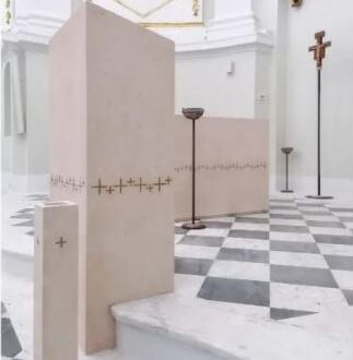 L'altare della chiesa di Santa Chiara