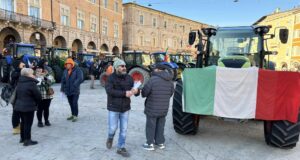 Un momento della protesta in piazza a San Severino