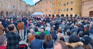 I tanti fedeli presenti in piazza