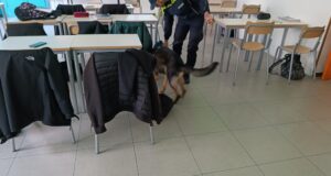 Billy in azione all'interno della scuola