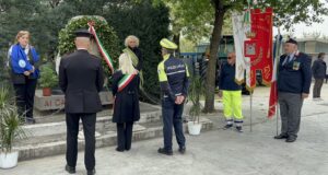 La deposizione di una corona d'alloro presso il monumento ai caduti sul lavoro