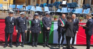 Il momento della consegna del riconoscimento