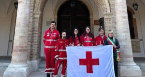 I volontari di San Severino consegnano la bandiera al sindaco