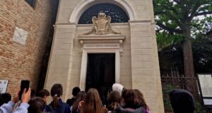 Di fronte alla tomba di Dante