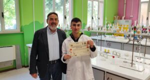Riccardo Mira con il preside Sandro Luciani