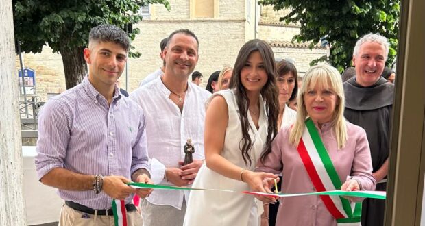 Il taglio del nastro con il sindaco Rosa Piermattei