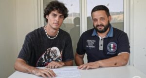 Edoardo Mengani al momento della firma con l'Atletico Ascoli