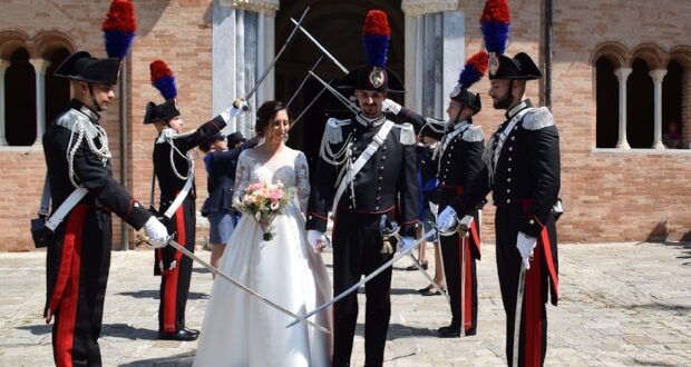 Picchetto d'onore per gli sposi all'uscita dalla chiesa