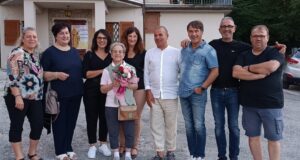 Gli ex compagni di classe con la maestra Anna Maria Paperi a San Pacifico