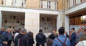 Il momento della tumulazione al cimitero di San Michele