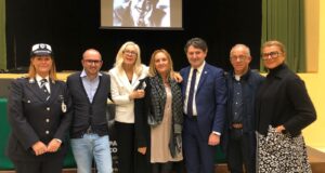Luciano Tirindelli assieme alla autorità locali