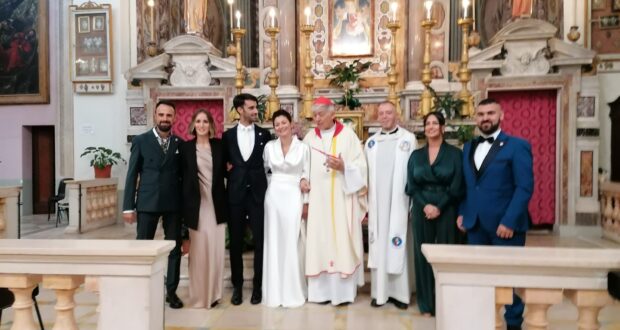 Gli sposi con il cardinal Menichelli e i loro testimoni di nozze