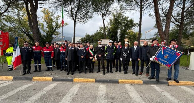 La cerimonia al monumento che ricorda le vittime nelle missioni internazionali per la pace