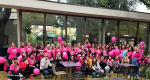 Il gruppo di partecipanti alla recente manifestazione contro i tumori che colpiscono le donne