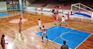 Un'azione in attacco del Basket Tolentino da oltre l'arco
