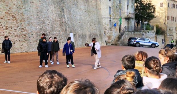 La preside Catia Scattolini prova il gioco del pallone al bracciale