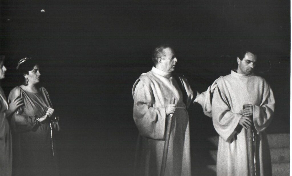 Ricordo di Don Amedeo Gubinelli nel centenario della nascita. Il commediografo e il poeta (2) Amedeo Gubinelli, Thea Malandra e Roberto Chiaraluce in La legenda dei santi Severino e Vittorino (Foto dello Studio Serini)