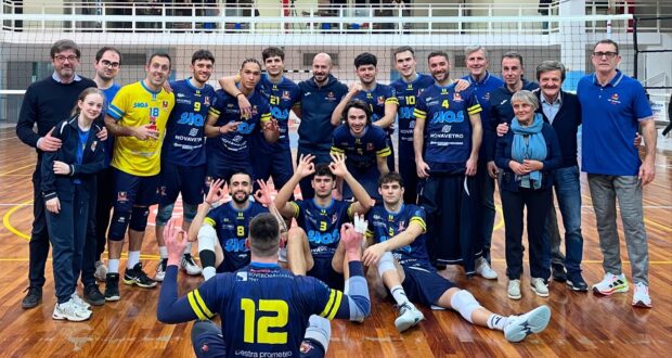 Foto di gioia dopo il successo interno contro la Paoloni Macerata