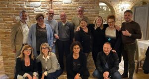 Gli alunni e le alunne della 5^A del 1982 a cena con il maestro Enzo