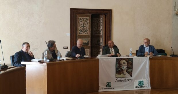 Il tavolo dei relatori con il sindaco Scuppa