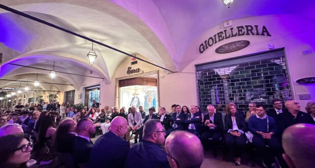 Gran galà della moda sotto i portici di Piazza del Popolo