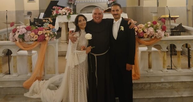 Gli sposi Laura e Giacono assieme a padre Luciano