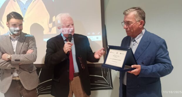 La consegna della targa in ricordo di Rossano Cicconi