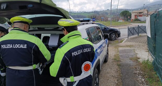 Polizia locale durante un controllo